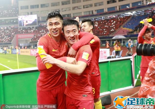 多特目前的当务之急是签下一位左后卫，目前26岁的莱尔森也可以胜任这个位置，但他被计划作为右侧的常备选择。